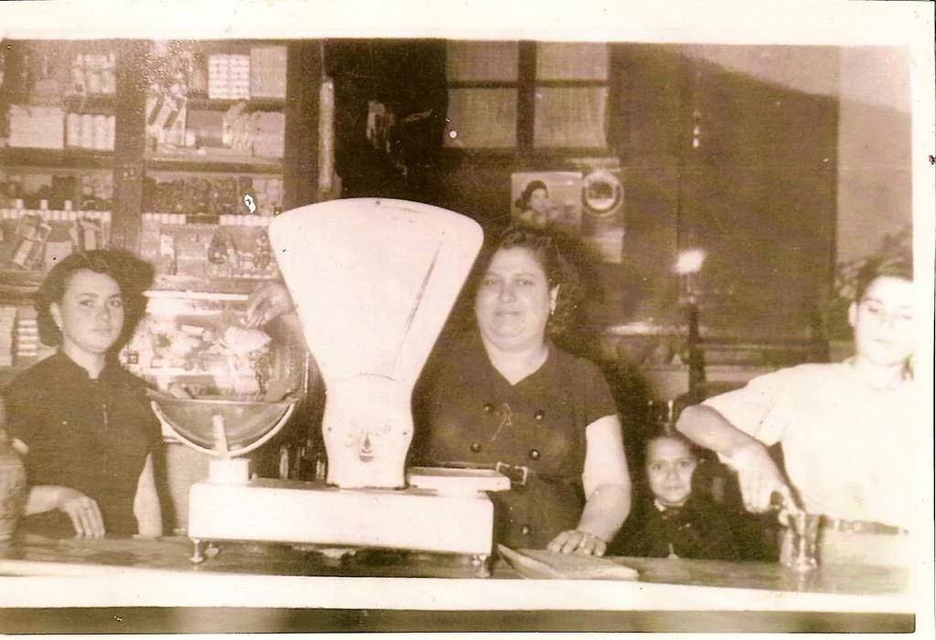 Juanito de niño en la tienda El Chinero
