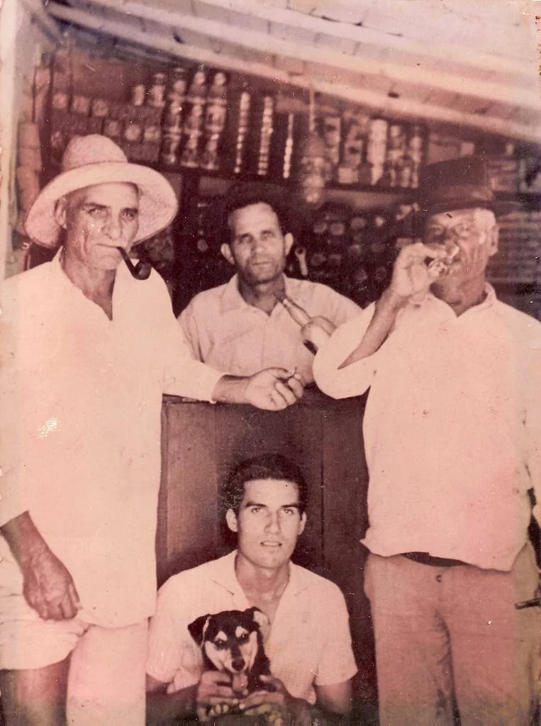 Juanito y su padre junto a marineros